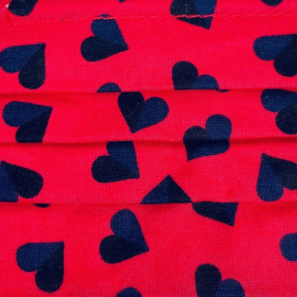 Vera Bradley 2 Sweet Hearts Pleated Face Mask, Red